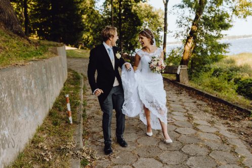 Młoda para nad jeziorem