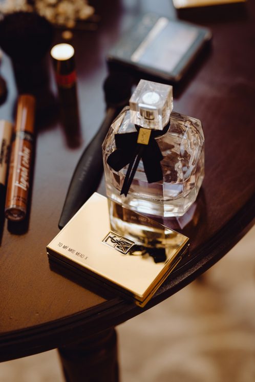 Ślub plenerowy w Pałacu Zegrzyńskim 15 perfumy na drewnianym stole