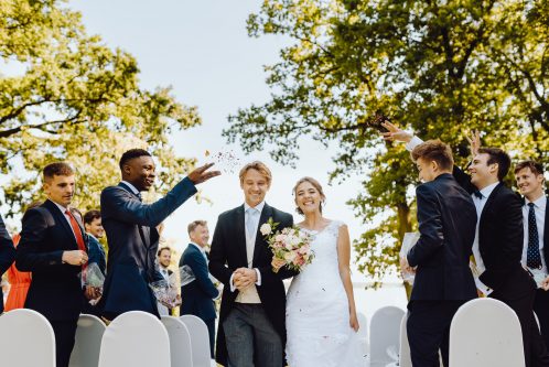 Rzucanie kwiatami w paŃstwo młodych