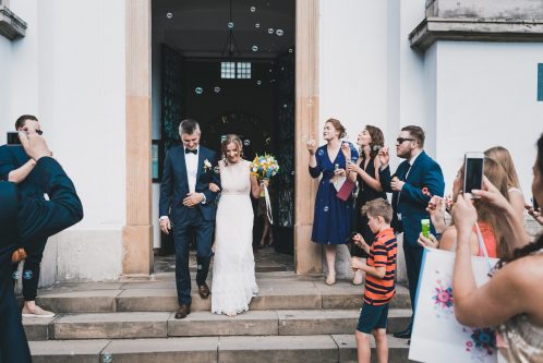 Młoda para wychodzi z kościoła