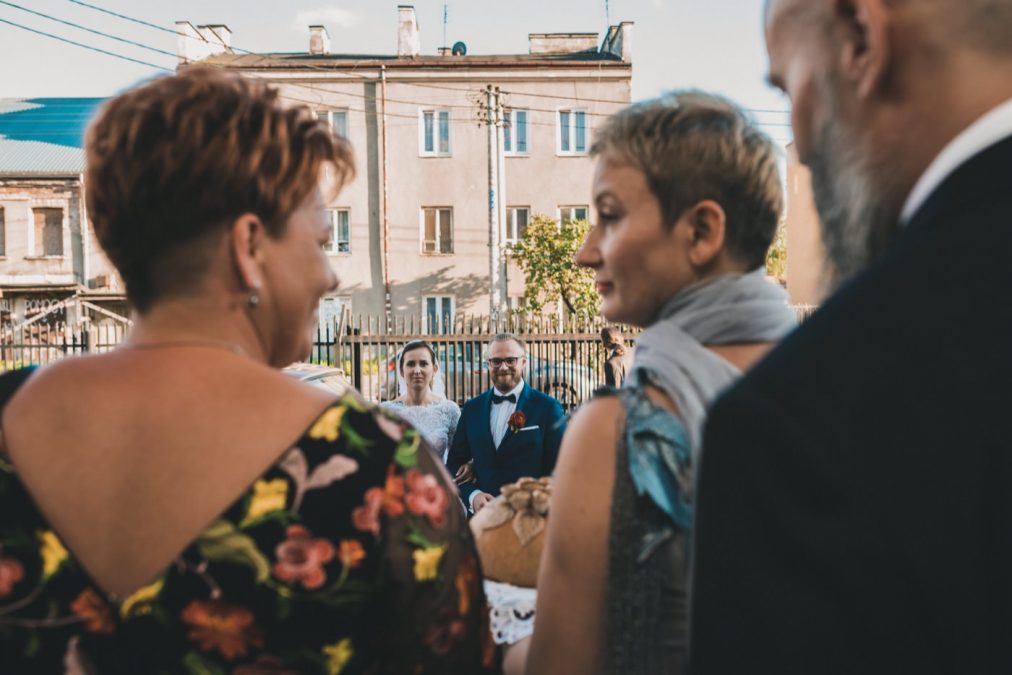 Rodzice państwa młodych czekają przed sala z chlebem i solą