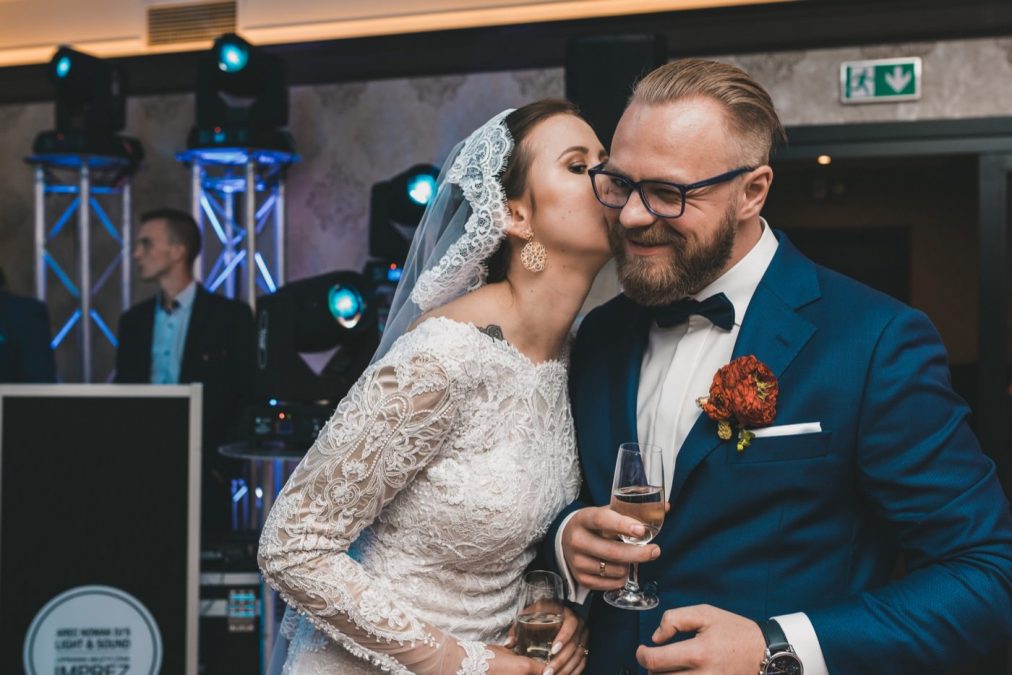 Panna młoda całuje pana młodego