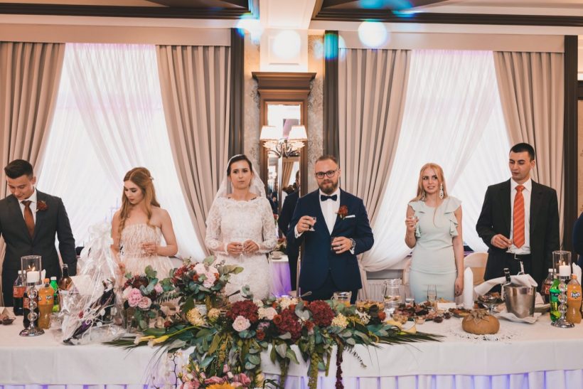 Para młoda wznosi toast gości