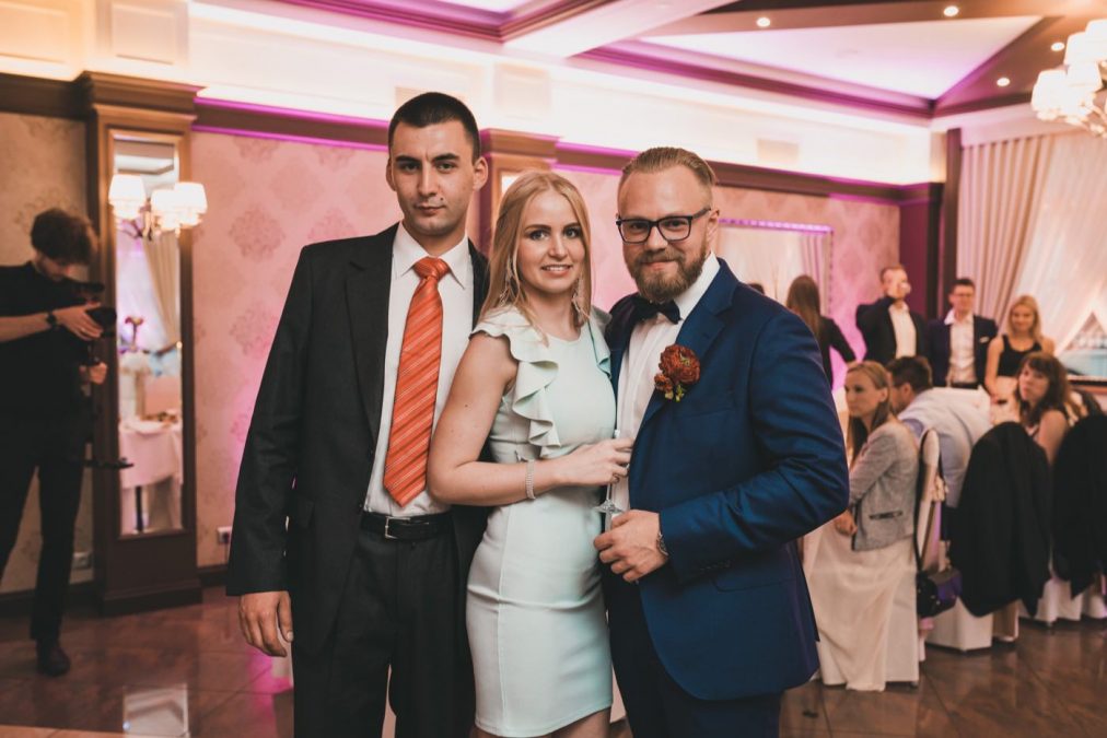 Pan młody w okularach