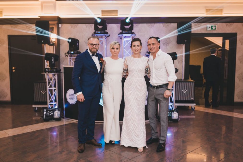 Zdjęcie z para młodą na parkiecie