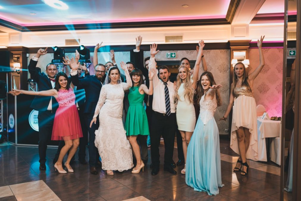 Zdjęcie ze znajomymi pary młodej