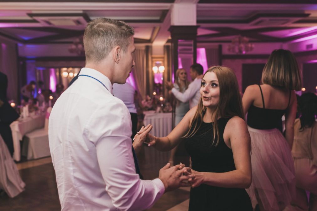 Para tańcząca na parkiecie