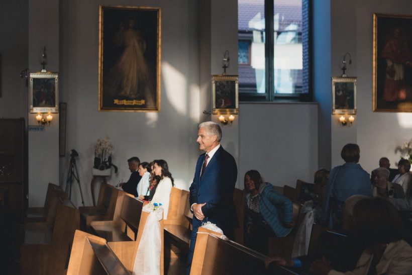 Ślub na Gocławiu 32 Ojciec panny młodej idzie przez kościół