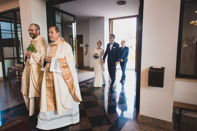 Ślub na Gocławiu 28 Para młoda wchodząca do kościoła
