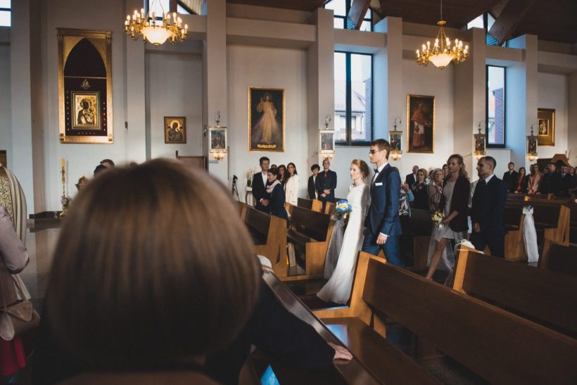 Ślub na Gocławiu 31 Para młoda idąca do ołtarza