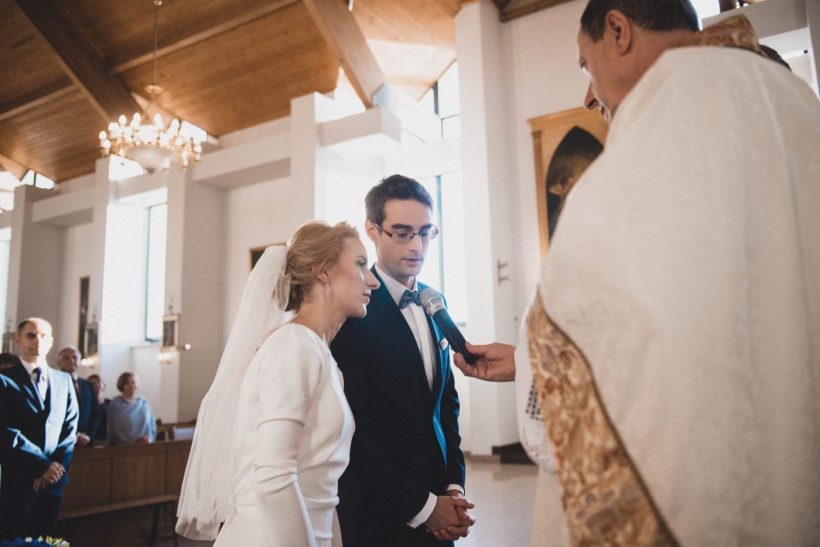 Ślub na Gocławiu 54 Pan młody i panna młoda składają przysięgę do mikrofnu