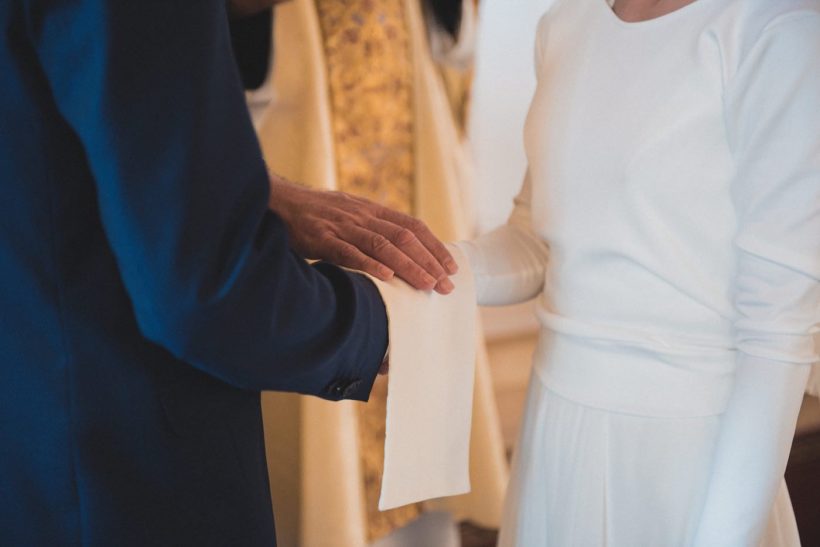 Ślub na Gocławiu 55 Ksiądz owija dłonie młodych baiłym szalem