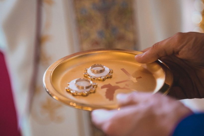 Ślub na Gocławiu 57 Obrączki na złotej tacy