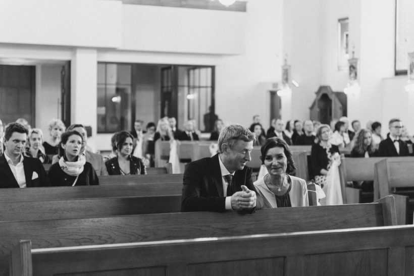 Ślub na Gocławiu 46 Rodzice i goście weselni w ławkach kościelnych