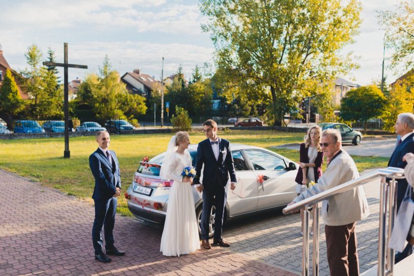 Ślub na Gocławiu 26 Para młoda wysiada przed kościołem