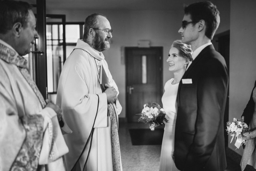 Ślub na Gocławiu 27 Ksiądz wita państwa młodych w kościele