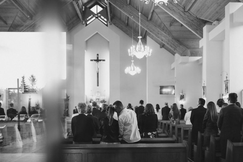 Ślub na Gocławiu 37 Goście weselni w kościelnych ławach