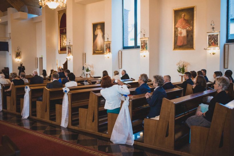 Ślub na Gocławiu 36 Goście weselni w kościelnych ławkach