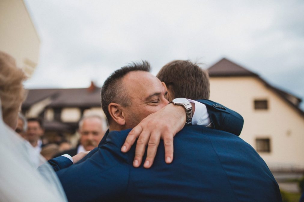 Ślub na Gocławiu 70 Życzenia przed kościołem