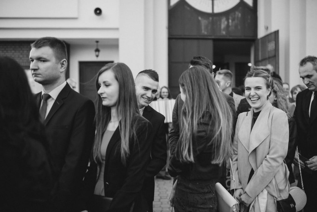 Ślub na Gocławiu 68 Weseli goście weselni przed kościołem