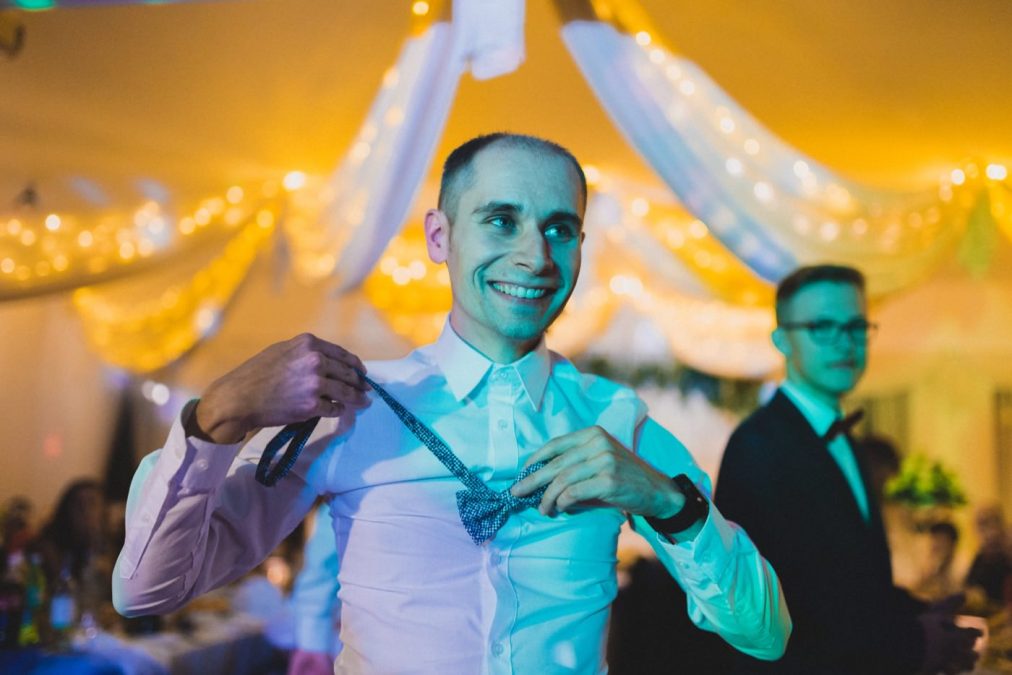 Ślub na Gocławiu 102 Świadek złapał muchę