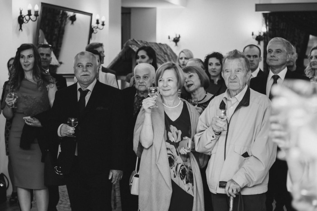 Ślub na Gocławiu 76 Goście weselni witają parę młodą nasali