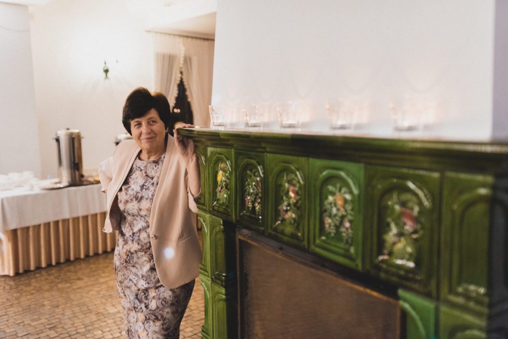 Ślub na Gocławiu 94 Właścicielka sali patrzy jak bawią się goście