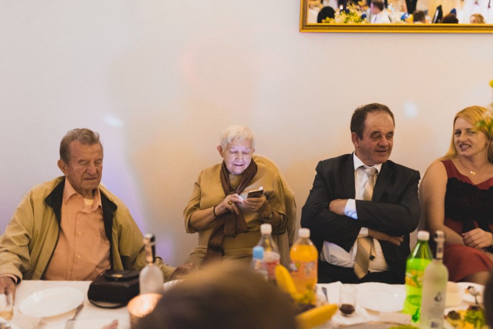 Ślub na Gocławiu 92 Babcia ze smartfonem na weselu