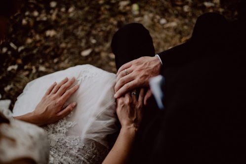 Sesja ślubna w Powsinie 27 Pan młody trzyma pannę młodą za reke