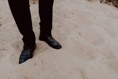 Sesja ślubna w Powsinie 40 Buty pana młodego w piasku na plaży